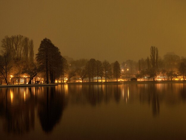 Foto schilderachtig uitzicht op het meer tegen een heldere hemel's nachts
