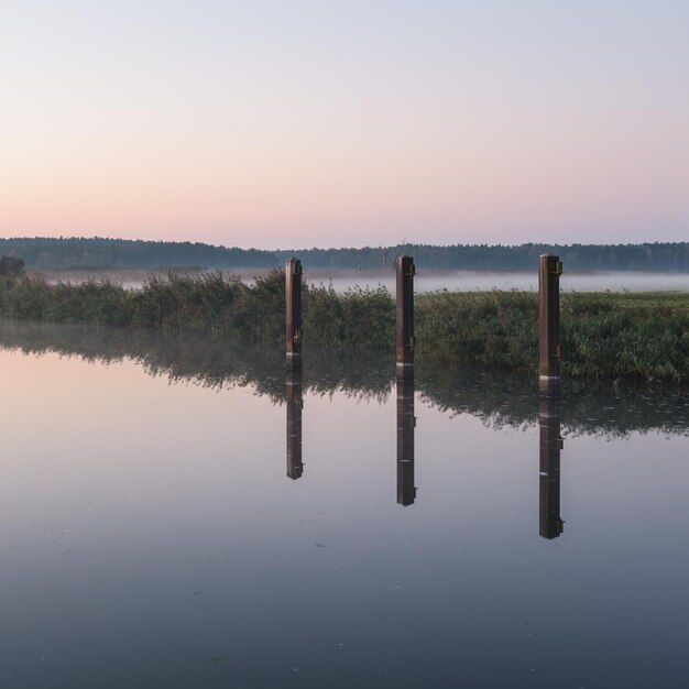 Foto schilderachtig uitzicht op het meer tegen een heldere lucht