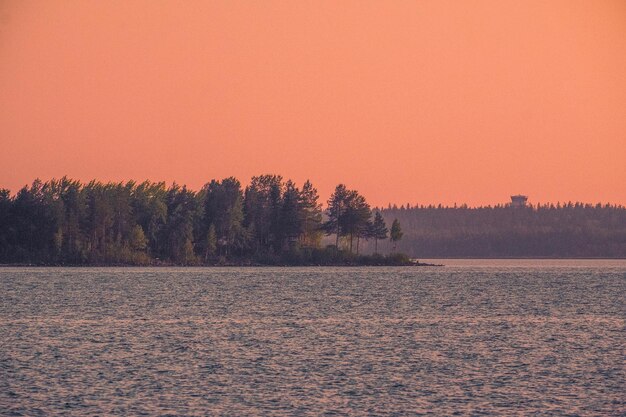 Foto schilderachtig uitzicht op het meer tegen een oranje hemel