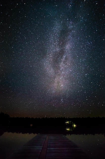 Foto schilderachtig uitzicht op het meer tegen het sterrenveld's nachts