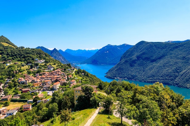 Schilderachtig uitzicht op het meer van Lugano vanaf de berg Monte Bre in het kanton Ticino in Zwitserland