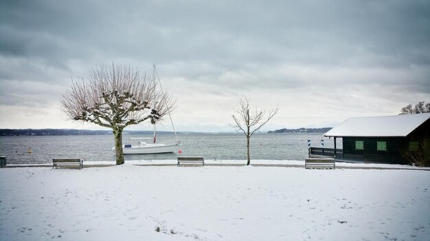 Foto schilderachtig uitzicht op het meer van sternberg tegen een bewolkte hemel in de winter