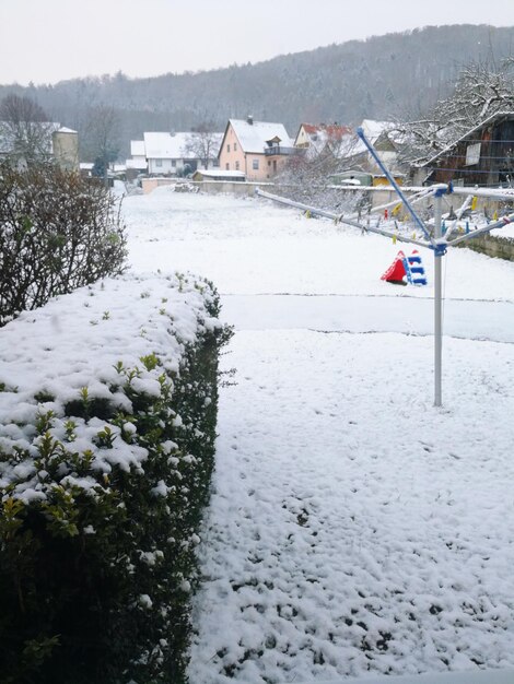 Foto schilderachtig uitzicht op het met sneeuw bedekte landschap tegen de lucht