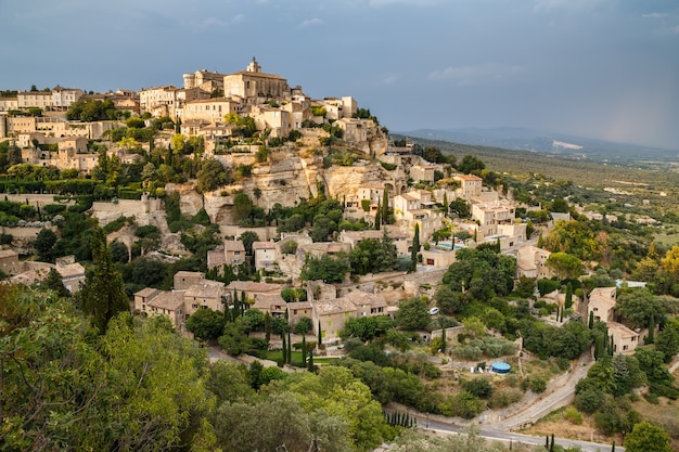 schilderachtig uitzicht op het middeleeuwse heuveldorp Gordes in de Provence Frankrijk
