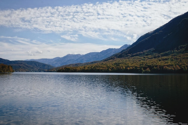 Schilderachtig uitzicht op het prachtige landschap van de Alpen, het meer van Bohinj, Slovenië. Herfst, herfst seizoen.