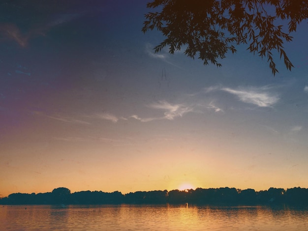 Schilderachtig uitzicht op het rustige meer bij zonsondergang
