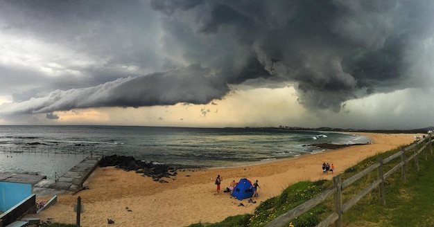 Foto schilderachtig uitzicht op het strand en de zee tegen een bewolkte lucht