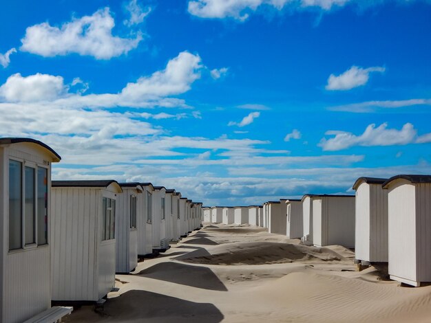 Schilderachtig uitzicht op het strand tegen de blauwe hemel