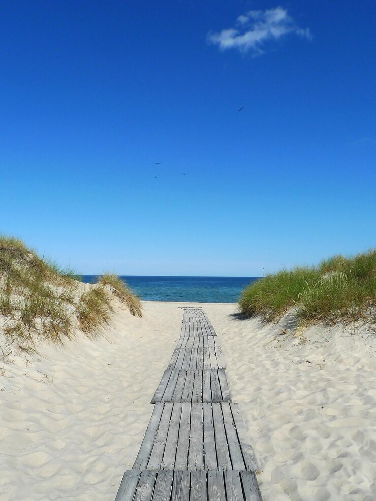 Foto schilderachtig uitzicht op het strand tegen de blauwe hemel