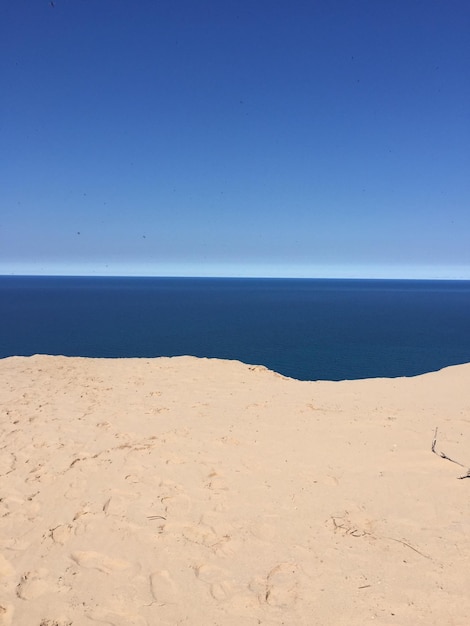Schilderachtig uitzicht op het strand tegen de blauwe hemel