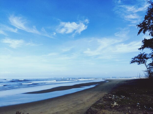 Schilderachtig uitzicht op het strand tegen de blauwe hemel
