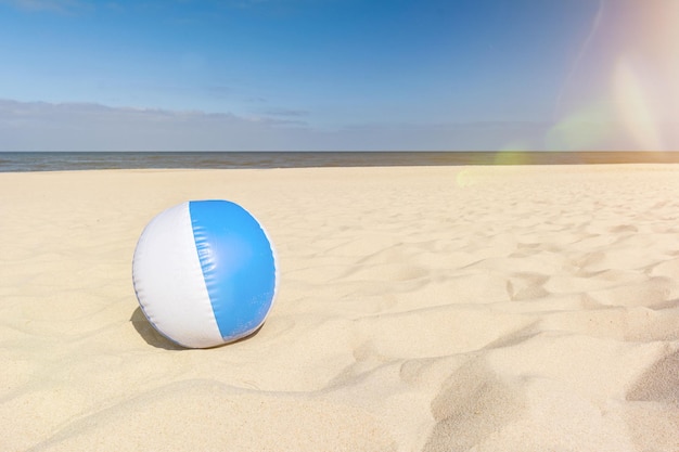 Foto schilderachtig uitzicht op het strand tegen de blauwe hemel