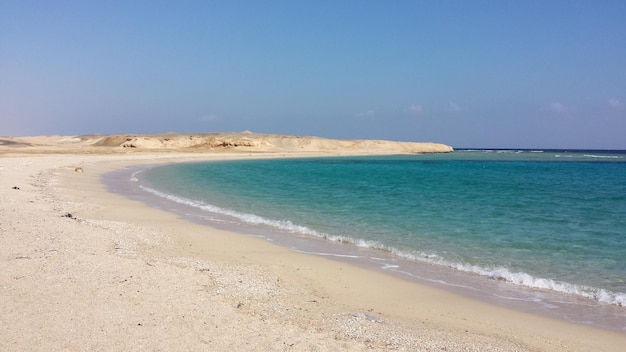Schilderachtig uitzicht op het strand tegen de blauwe hemel