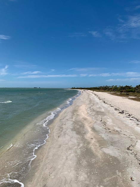 Foto schilderachtig uitzicht op het strand tegen de blauwe hemel