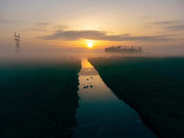 Foto schilderachtig uitzicht op het strand tegen de hemel bij zonsondergang overleek nederland