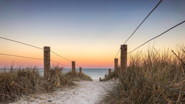 Foto schilderachtig uitzicht op het strand tegen de hemel bij zonsondergang