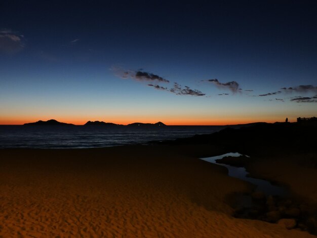 Foto schilderachtig uitzicht op het strand tegen de hemel bij zonsondergang