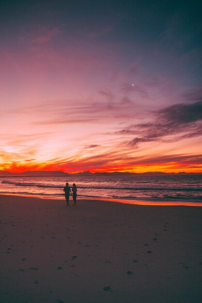 Foto schilderachtig uitzicht op het strand tegen de hemel bij zonsondergang