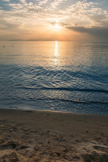 Schilderachtig uitzicht op het strand tegen de hemel bij zonsondergang