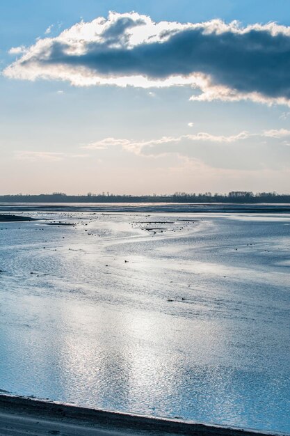 Foto schilderachtig uitzicht op het strand tegen de hemel bij zonsondergang