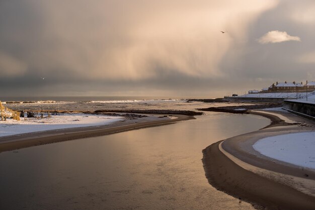 Foto schilderachtig uitzicht op het strand tegen de hemel tijdens de zonsondergang