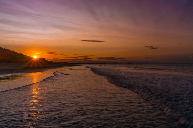 Schilderachtig uitzicht op het strand tegen de hemel tijdens de zonsondergang