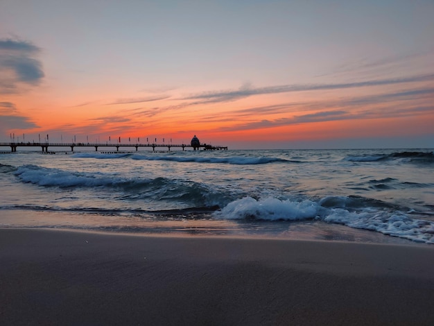 Schilderachtig uitzicht op het strand tegen de hemel tijdens zonsondergang