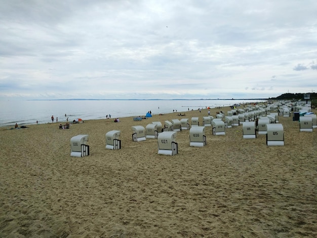 Schilderachtig uitzicht op het strand tegen de hemel