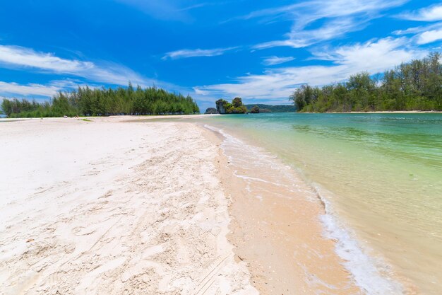 Foto schilderachtig uitzicht op het strand tegen de lucht