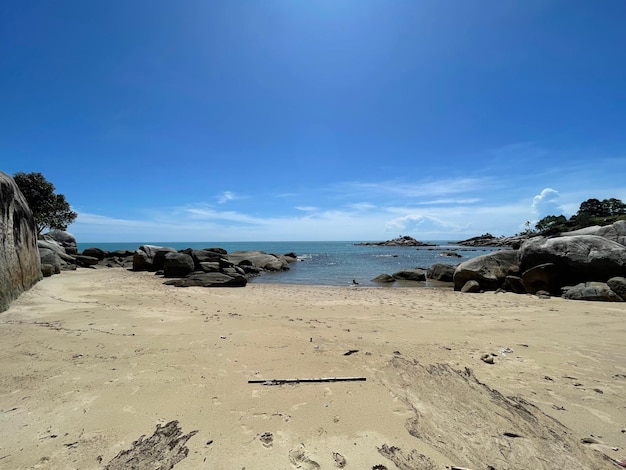 Schilderachtig uitzicht op het strand tegen de lucht
