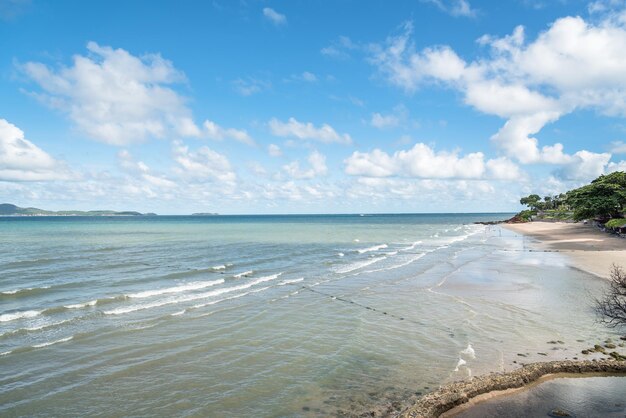 Schilderachtig uitzicht op het strand tegen de lucht