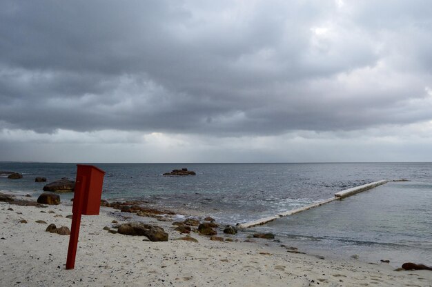 Schilderachtig uitzicht op het strand tegen een bewolkte hemel