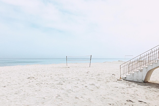 Schilderachtig uitzicht op het strand tegen een bewolkte lucht