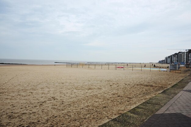 Foto schilderachtig uitzicht op het strand tegen een bewolkte lucht