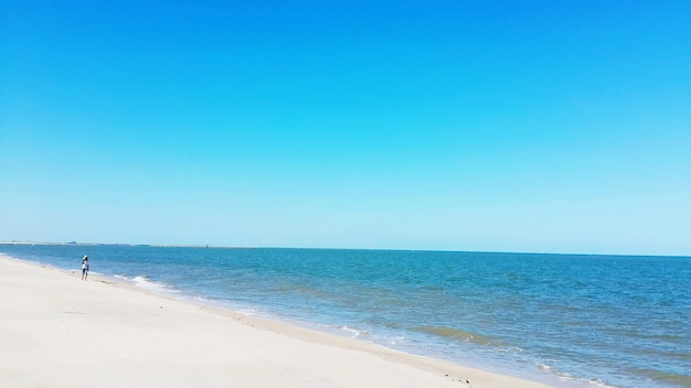 Foto schilderachtig uitzicht op het strand tegen een heldere blauwe lucht