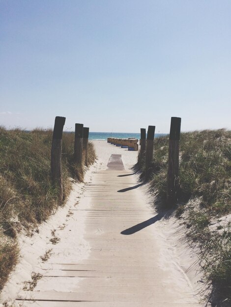 Foto schilderachtig uitzicht op het strand tegen een heldere lucht