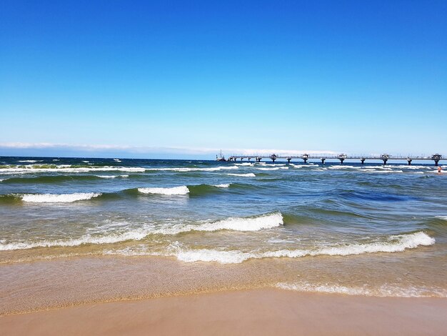 Foto schilderachtig uitzicht op het strand tegen een heldere lucht