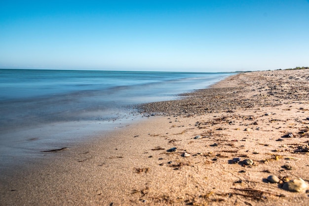 Schilderachtig uitzicht op het strand tegen een heldere lucht