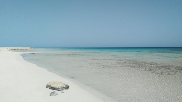 Schilderachtig uitzicht op het strand tegen een heldere lucht