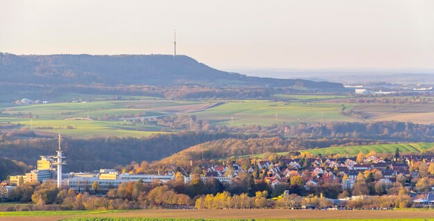 Foto schilderachtig uitzicht op het veld door gebouwen tegen de lucht