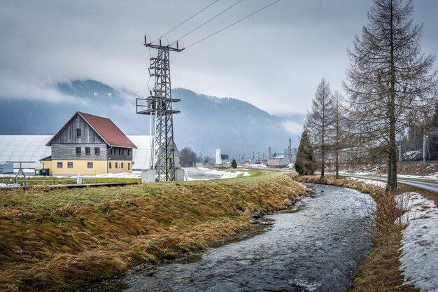 Foto schilderachtig uitzicht op het veld en een kleine rivier tegen de lucht