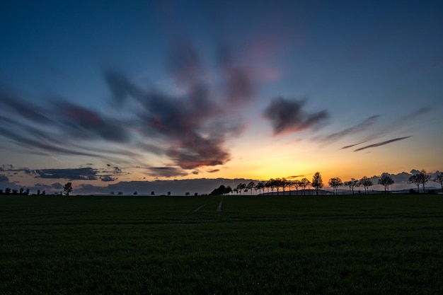 Schilderachtig uitzicht op het veld tegen de hemel bij zonsondergang
