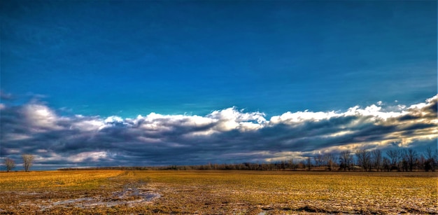 Schilderachtig uitzicht op het veld tegen de hemel bij zonsondergang