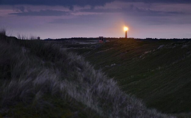 Schilderachtig uitzicht op het veld tegen de hemel bij zonsondergang