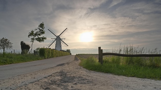 Schilderachtig uitzicht op het veld tegen de hemel bij zonsondergang