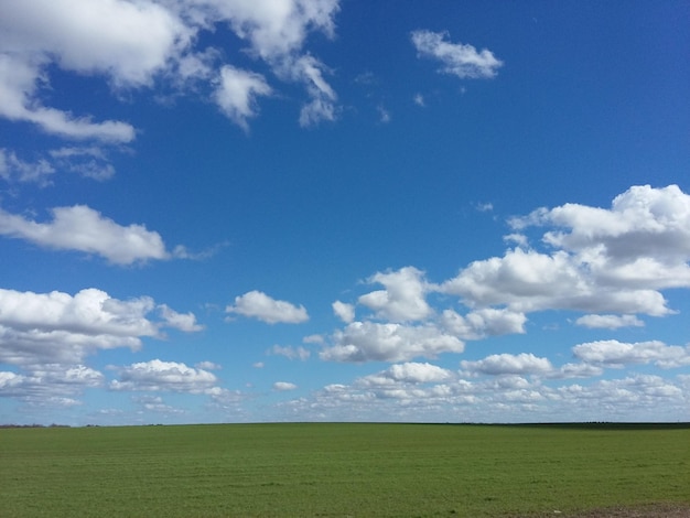 Foto schilderachtig uitzicht op het veld tegen de lucht