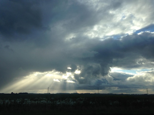 Schilderachtig uitzicht op het veld tegen een bewolkte hemel