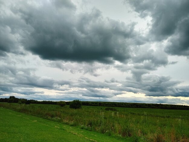 Foto schilderachtig uitzicht op het veld tegen een bewolkte hemel