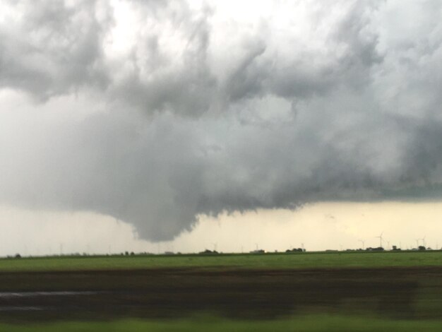 Schilderachtig uitzicht op het veld tegen een bewolkte hemel