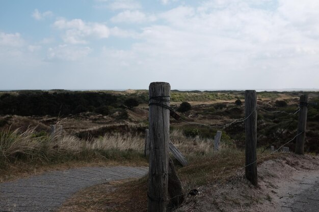 Foto schilderachtig uitzicht op het veld tegen een bewolkte hemel